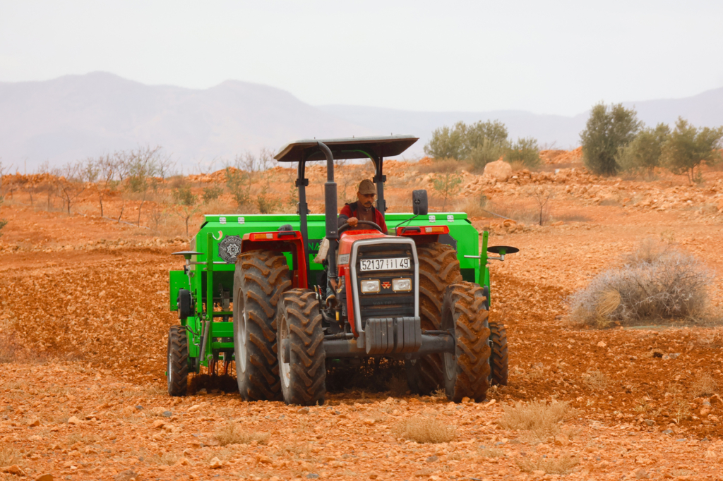 Lors d'une opération de semis dans un champ agricole.