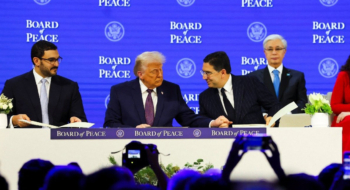 Lors de la signature de la Charte constitutive du Conseil de Paix par Nasser Bourita, ministre des Affaires étrangères, devant Donald Trump, président des États-Unis, le 22 janvier 2026, à Davos, en Suisse.