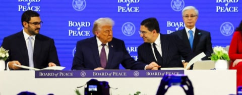 Lors de la signature de la Charte constitutive du Conseil de Paix par Nasser Bourita, ministre des Affaires étrangères, devant Donald Trump, président des États-Unis, le 22 janvier 2026, à Davos, en Suisse.