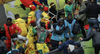 Des supporters sénégalais tentant d'envahir le terrain lors de la finale de la CAN 2025.