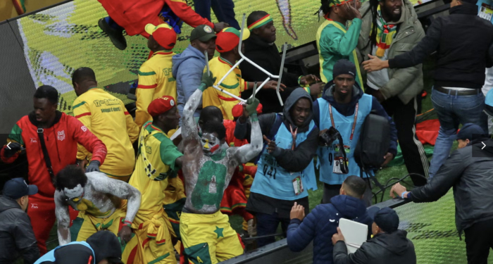 Des supporters sénégalais tentant d'envahir le terrain lors de la finale de la CAN 2025.