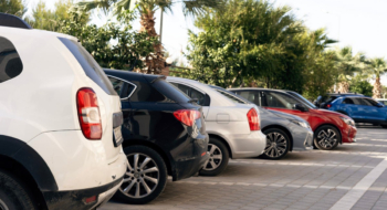 Des voitures stationnées dans un parking (photo d'illustration).