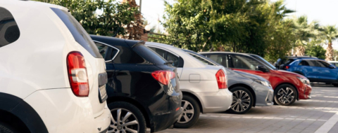 Des voitures stationnées dans un parking (photo d'illustration).