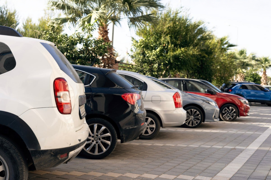 Des voitures stationnées dans un parking (photo d'illustration).