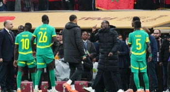 Le sélectionneur sénégalais Pape Thiaw demandant à ses joueurs de quitter la pelouse lors de la finale de la CAN 2025 à Rabat.