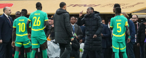 Le sélectionneur sénégalais Pape Thiaw demandant à ses joueurs de quitter la pelouse lors de la finale de la CAN 2025 à Rabat.