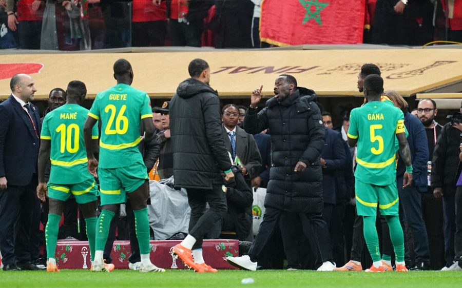 Le sélectionneur sénégalais Pape Thiaw demandant à ses joueurs de quitter la pelouse lors de la finale de la CAN 2025 à Rabat.