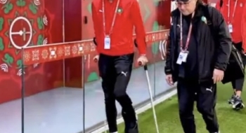 Azzedine Ounahi, milieu de terrain marocain, arrive en béquilles au stade Prince Moulay Abdellah de Rabat. Crédit : DR