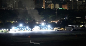 De la fumée s'élève de l'aéroport de La Carlota à Caracas, le 3 janvier 2026