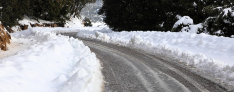 Une route de montagne enneigée dans la province de Khénifra.
