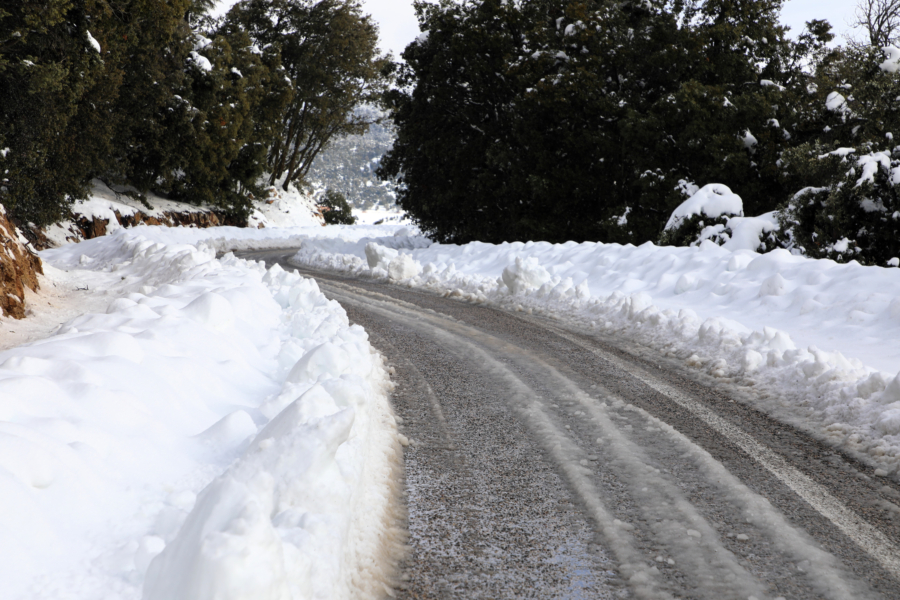 Une route de montagne enneigée dans la province de Khénifra.