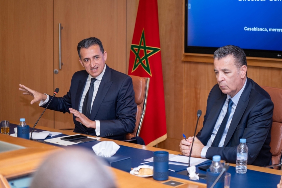 Younes Idrissi Kaitouni, directeur général de la Direction générale des impôts (DGI), et Chakib Alj, président de la CGEM, à Casablanca, le 18 février 2026.