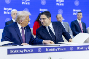 Nasser Bourita, ministre des Affaires étrangères, et Donald Trump, président des États-Unis, lors de la signature de la charte pour la création du Conseil de Paix à Davos, le 22 janvier 2026.