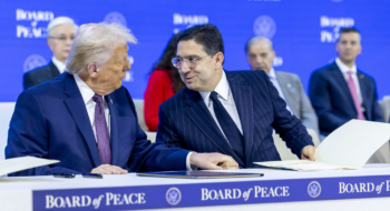 Nasser Bourita, ministre des Affaires étrangères, et Donald Trump, président des États-Unis, lors de la signature de la charte pour la création du Conseil de Paix à Davos, le 22 janvier 2026.