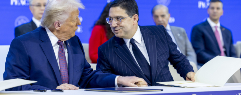 Nasser Bourita, ministre des Affaires étrangères, et Donald Trump, président des États-Unis, lors de la signature de la charte pour la création du Conseil de Paix à Davos, le 22 janvier 2026.
