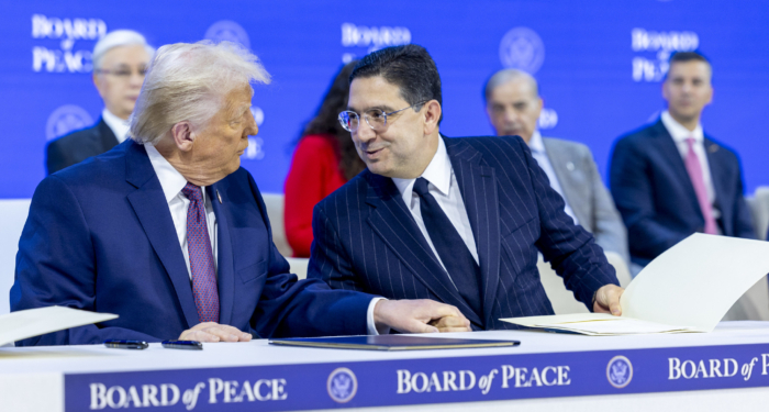Nasser Bourita, ministre des Affaires étrangères, et Donald Trump, président des États-Unis, lors de la signature de la charte pour la création du Conseil de Paix à Davos, le 22 janvier 2026.