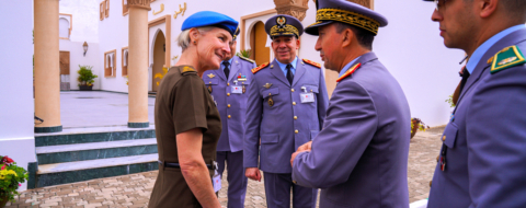 Mohammed Berrid, Inspecteur général des FAR, et Cheryl Pearce, conseillère militaire par intérim de l'ONU en visite au Maroc.