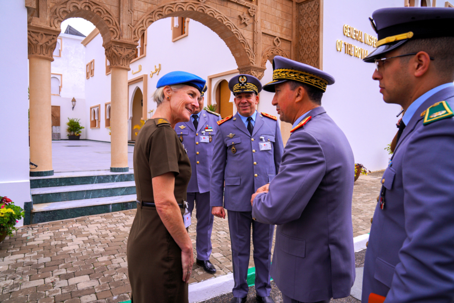 Mohammed Berrid, Inspecteur général des FAR, et Cheryl Pearce, conseillère militaire par intérim de l'ONU en visite au Maroc.