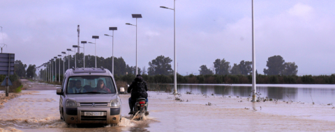 Une route inondée dans la commune d’El Houafate, relevant de la province de Sidi Kacem, à la suite de fortes précipitations.