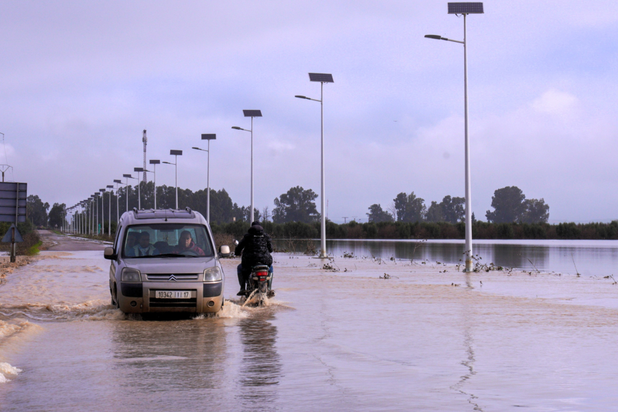 Une route inondée dans la commune d’El Houafate, relevant de la province de Sidi Kacem, à la suite de fortes précipitations.