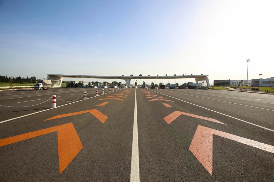 Une station de péage sur un tronçon autoroutier.