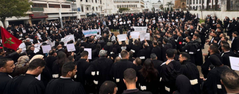 Lors d'un sit-in tenu par les avocats devant le Parlement, à Rabat, en protestation contre le projet de loi relatif à la profession.