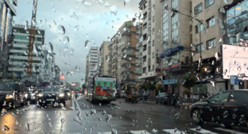 Une artère de Casablanca sous la pluie.