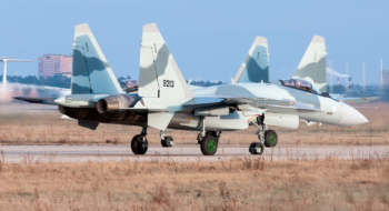 Un avion de combat Su-35 de fabrication russe.