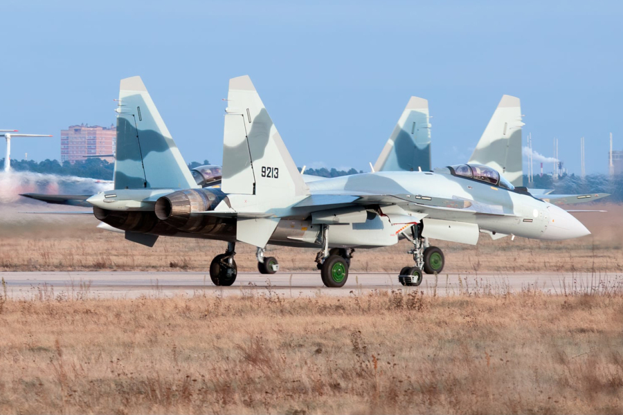 Un avion de combat Su-35 de fabrication russe.