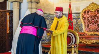 Le roi Mohammed VI recevant, au Palais royal de Rabat, des ambassadeurs étrangers venus présenter leurs lettres de créance, le 26 février 2026.
