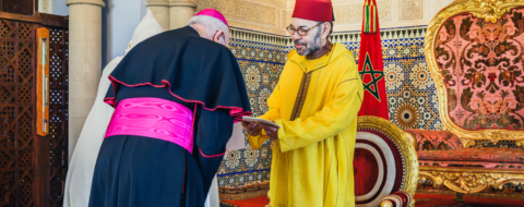 Le roi Mohammed VI recevant, au Palais royal de Rabat, des ambassadeurs étrangers venus présenter leurs lettres de créance, le 26 février 2026.