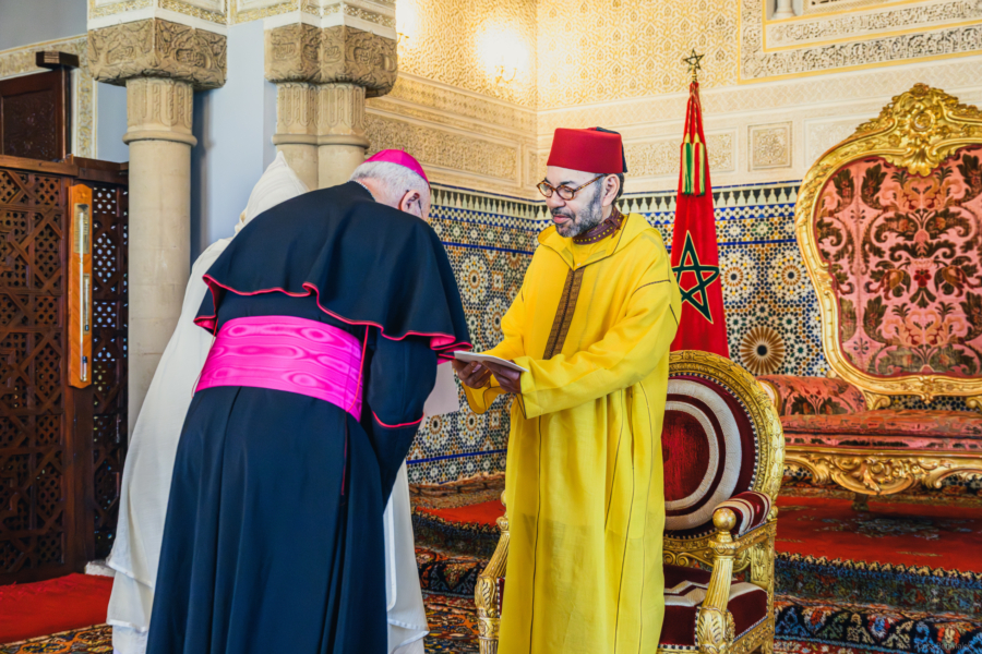 Le roi Mohammed VI recevant, au Palais royal de Rabat, des ambassadeurs étrangers venus présenter leurs lettres de créance, le 26 février 2026.