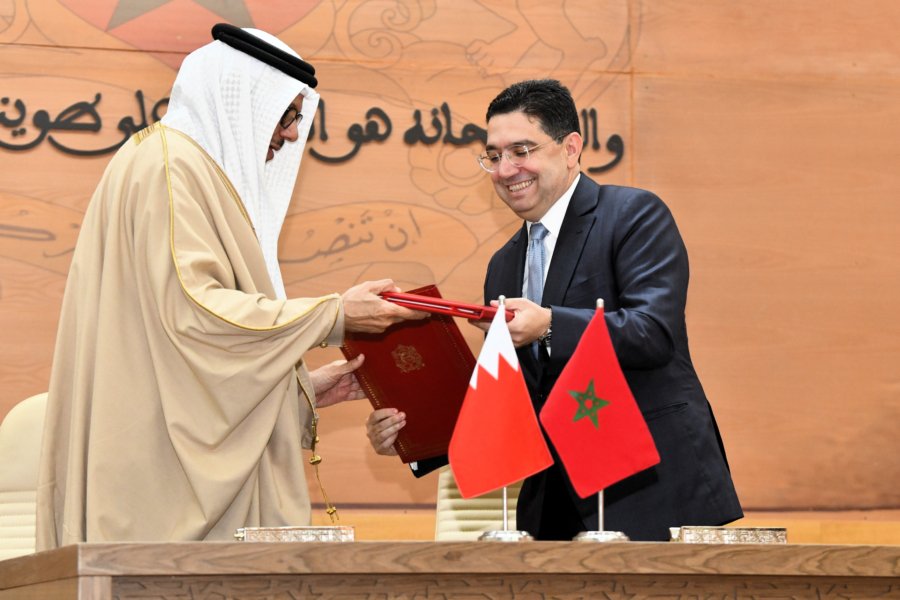 Nasser Bourita, ministre des Affaires étrangères, et son homologue bahreïni Abdullatif bin Rashid Al Zayani, lors de la tenue de la 6e session de la Haute Commission mixte Maroc-Bahreïn, le 16 février 2026 à Laâyoune.