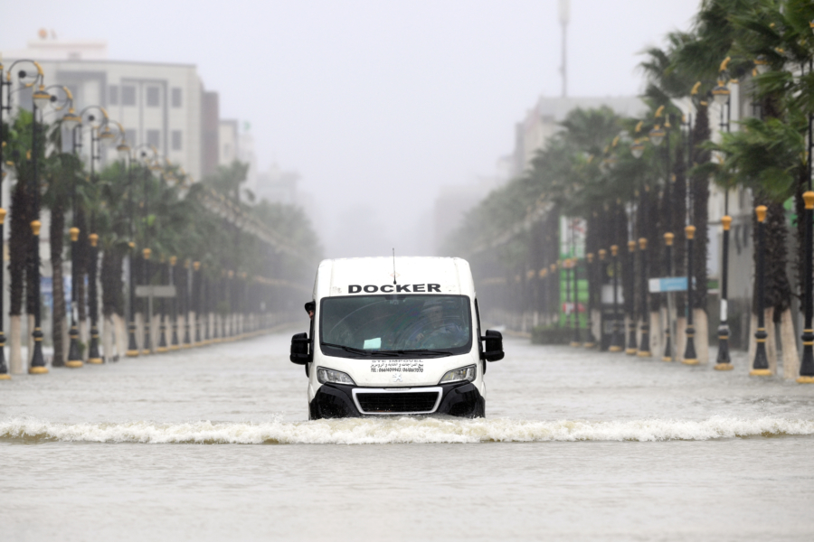 Un véhicule dans une artère inondée de Ksar El Kébir, à la suite des crues de l’oued Loukkos.