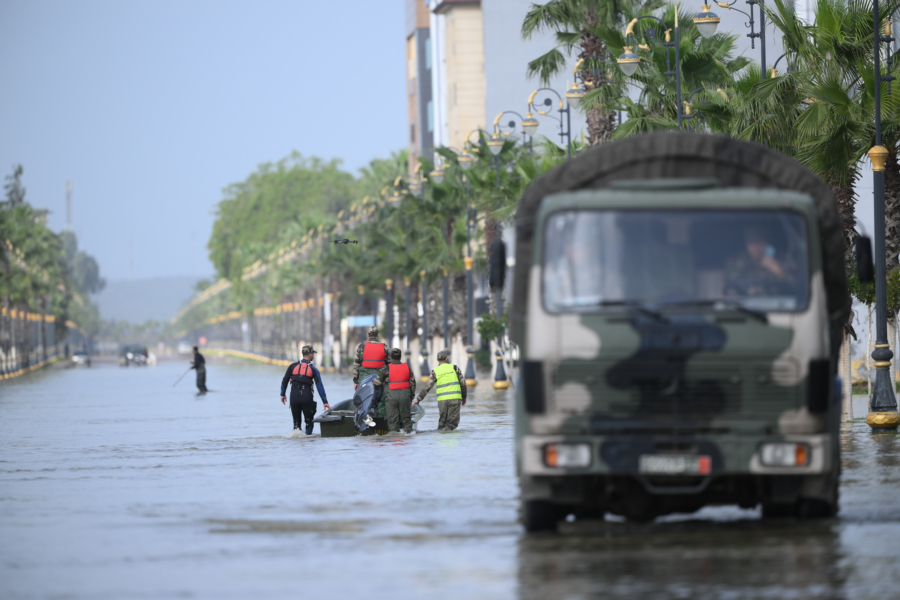Lors d'une intervention conjointe des Forces armées royales et des autorités civiles à Ksar El Kébir pour faire face aux inondations résultant de la montée des eaux de l’oued Loukkos.