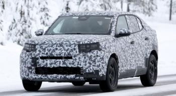 Un prototype lourdement camouflé du futur Fiat Fastback, surpris lors de tests hivernaux en Europe.