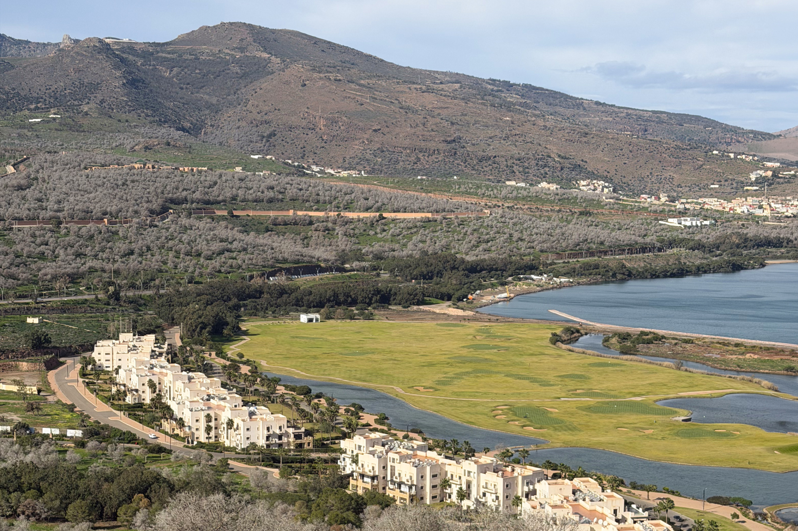 Niché au coeur de la lagune, le Golf de Marchica est l'un des plus beaux greens du Maroc.