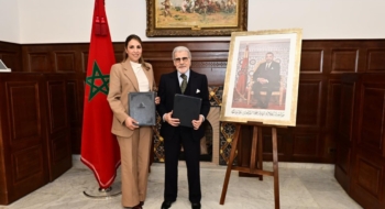 Abdellatif Jouahri, wali de Bank Al-Maghrib, et Latifa Moftaqir, directrice des Archives du Maroc, lors de la signature de la convention-cadre entre les deux institutions, le 17 février 2026 à Rabat.