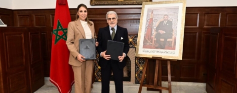 Abdellatif Jouahri, wali de Bank Al-Maghrib, et Latifa Moftaqir, directrice des Archives du Maroc, lors de la signature de la convention-cadre entre les deux institutions, le 17 février 2026 à Rabat.