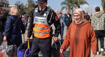 Des habitants de Ksar El Kébir regagnant leurs logements dans la ville, assistés par des éléments de la Sûreté nationale.
