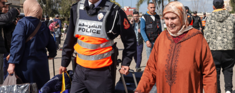 Des habitants de Ksar El Kébir regagnant leurs logements dans la ville, assistés par des éléments de la Sûreté nationale.