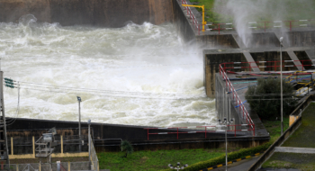Lâcher d'eau au barrage Oued El Makhazine, après une forte hausse des apports en eau.