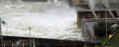 Lâcher d'eau au barrage Oued El Makhazine, après une forte hausse des apports en eau.