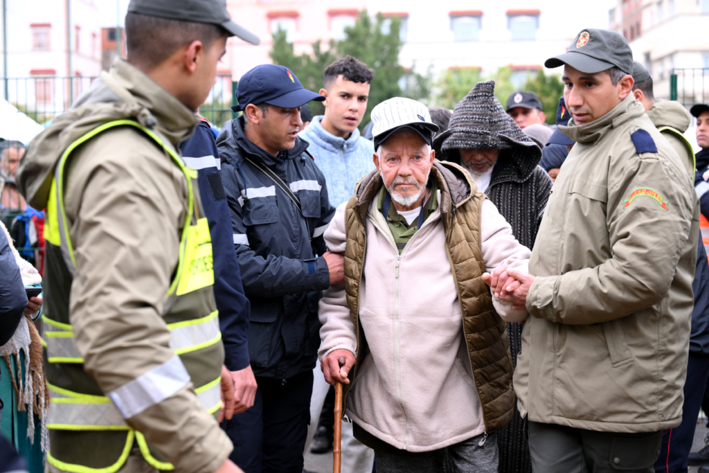 Inondations à : Des habitants de Ksar El Kébir évacués de la ville, en prévention des risques liés à la montée des eaux de l'oued Loukkos.