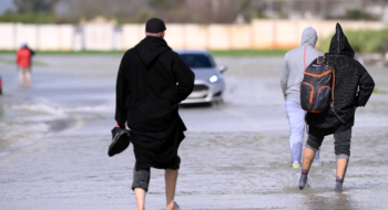 Des habitants de la ville de Ksar El Kébir, affectée par les inondations consécutives aux fortes précipitations. Crédit : MAP