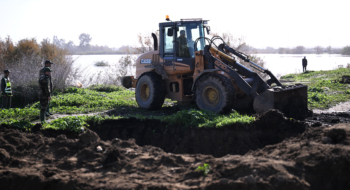 Des travaux de déblaiement menés à Oulad H'cine, dans la province de Sidi Kacem, afin de prévenir les risques de crue de l'oued Sebou.