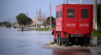 Un véhicule de la Protection intervenant dans la province de Sidi Kacem dans le cadre des mesures préventives face à la montée des eaux de l’oued Sebou.