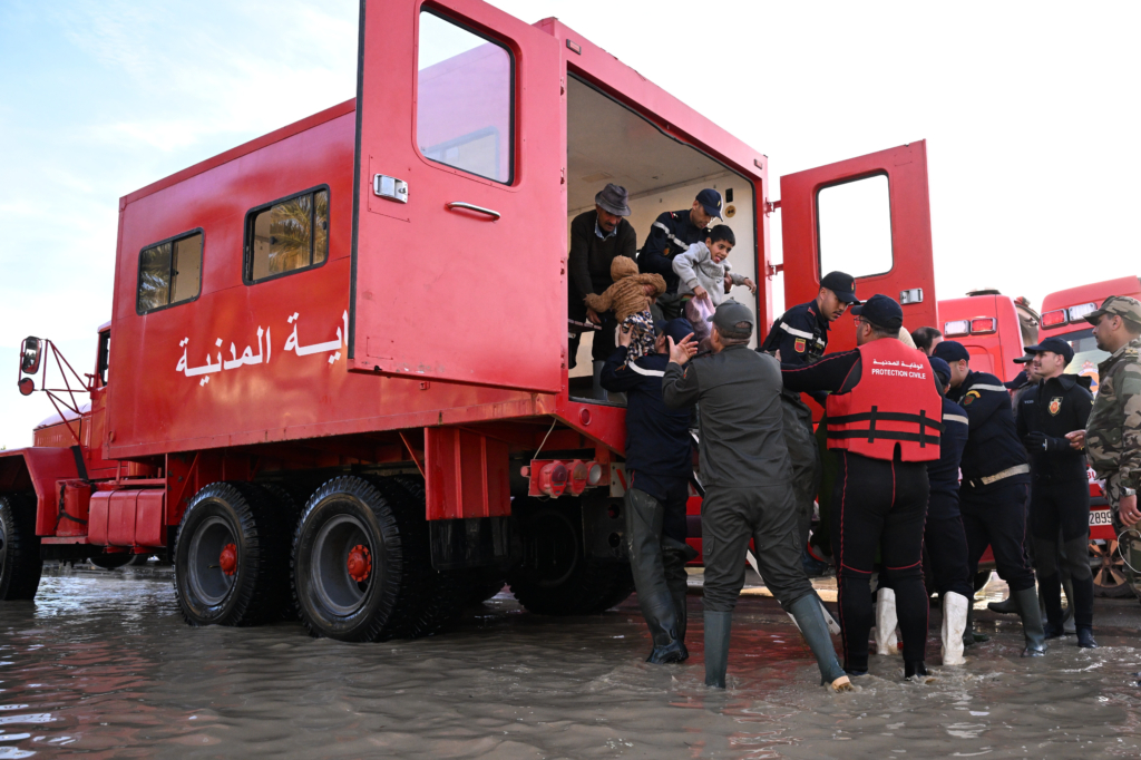 Des équipes de la Protection civile conduisant une opération d'évacuation des habitants de la commune d'Oulad H’cine, dans la province de Sidi Kacem, dans le cadre des mesures préventives face à la montée des eaux de l’oued Sebou.