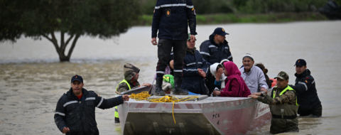 Des habitants de Douar Lebhara, dans la Province de Sidi Slimane, évacués à la suite des inondations qu'a connues la localité.