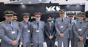 Des responsables militaires marocains visitant le stand MKU au World Defense Show 2024, en Arabie saoudite.
